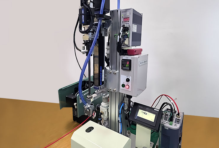 단축 자동 나사 체결기 장비 FM515VE의 전체 모습으로, 제어 패널과 디지털 표시기가 부착된 고정식 프레임 구조의 자동화 설비. 본 장비는 니또세이코(NITTO SEIKO)의 제품으로, 국내 공식 파트너 및 기술 협력사인 (주)셀에프에이(CELLFA)를 통해 구입 및 기술 문의, A/S가 가능합니다.